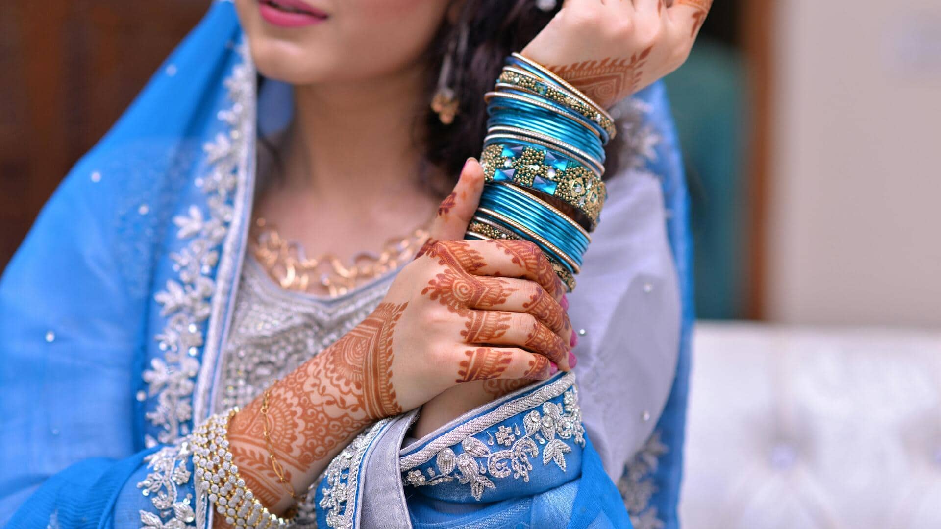 परिवार के किसी भी समारोह में जाने के लिए चुनें ये 5 परिधान, लगेंगी खूबसूरत