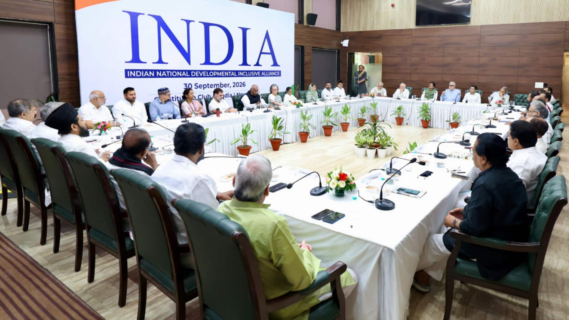 INDIA की बैठक में 19 पार्टियां हुईं शामिल, खड़गे बोले- CEC को पद से हटाया जाए