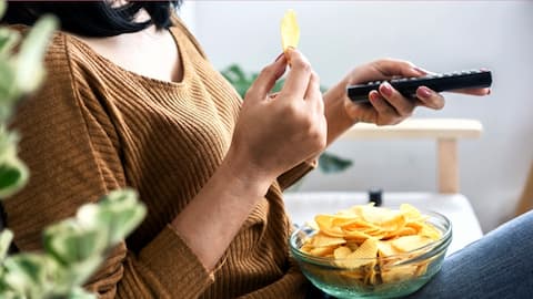 टीवी देखते-देखते न खाएं खाना, हो सकते हैं मोटापे समेत ये नुकसान