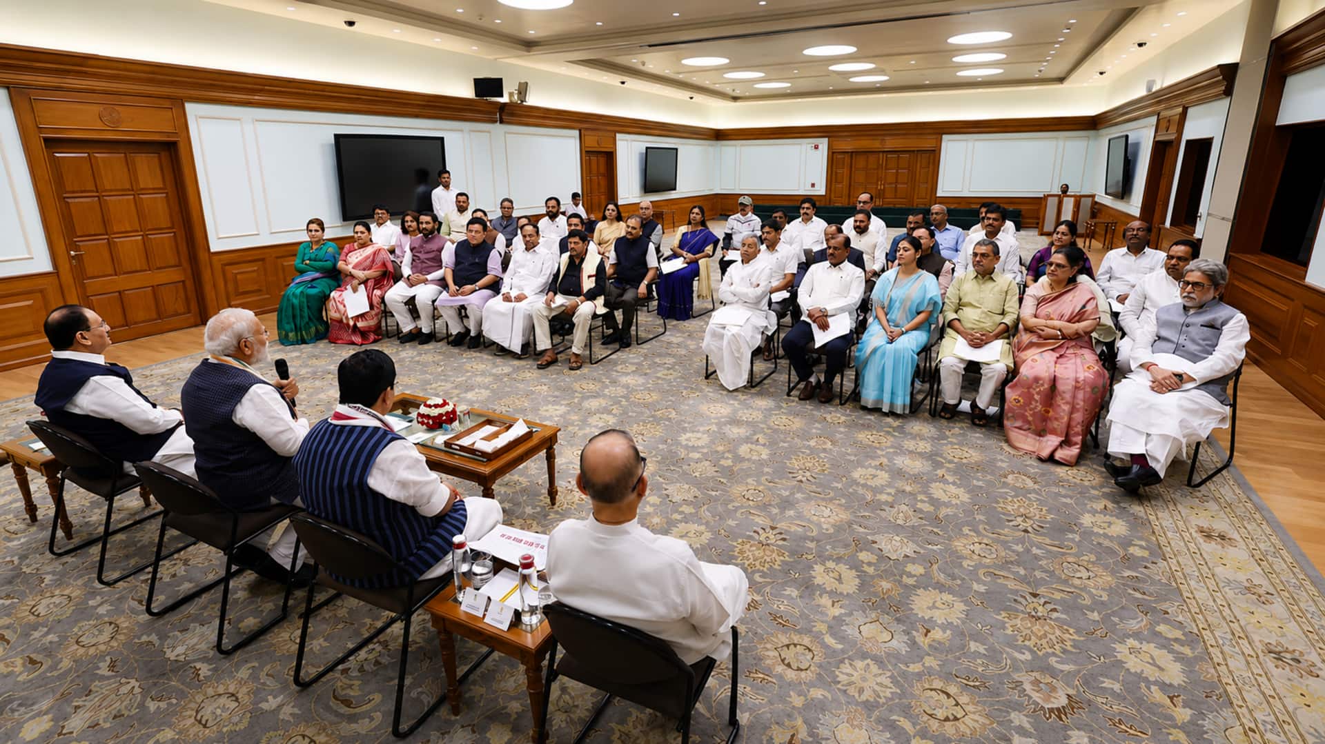 प्रधानमंत्री मोदी ने शिवसेना और TMC के बागी सांसदों से मुलाकात की, बोले- मैं तुम्हारे साथ