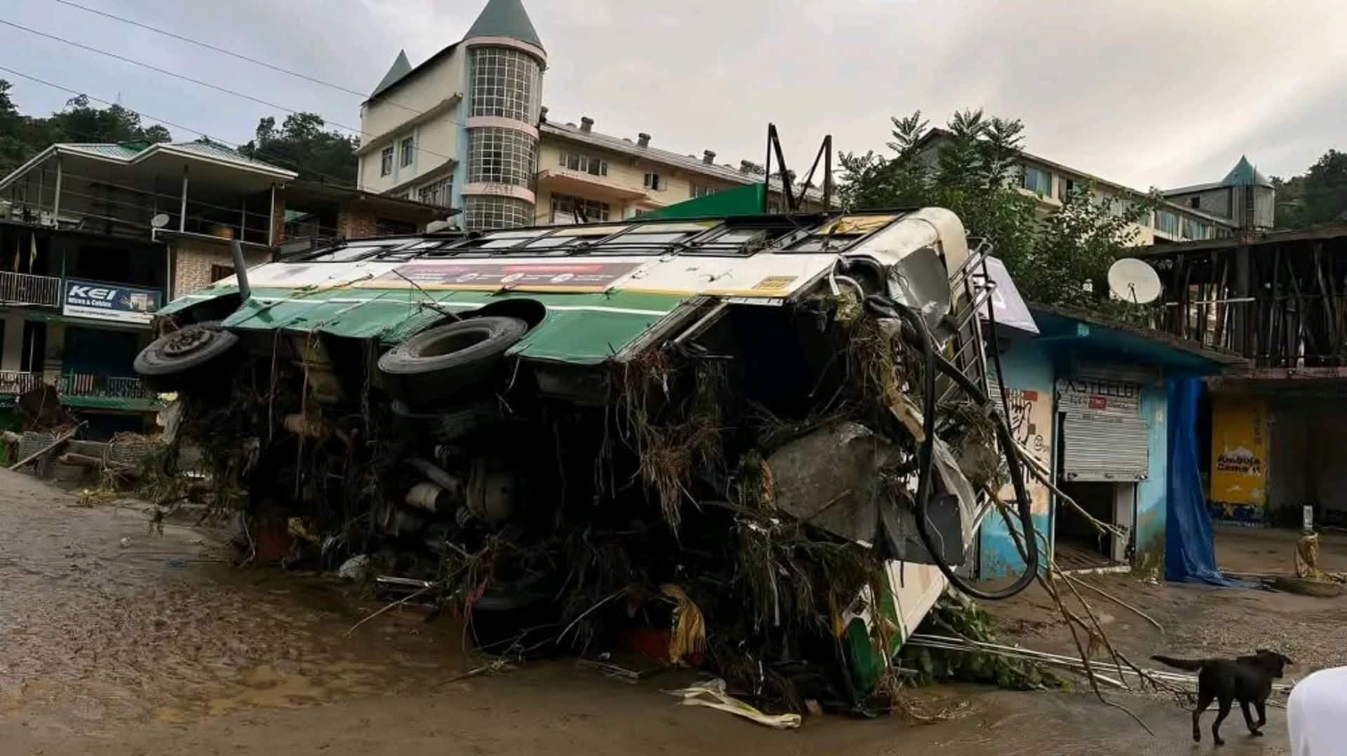 हिमाचल प्रदेश के मंडी में भूस्खलन से घर ढहा, परिवार के 3 सदस्यों की मौत