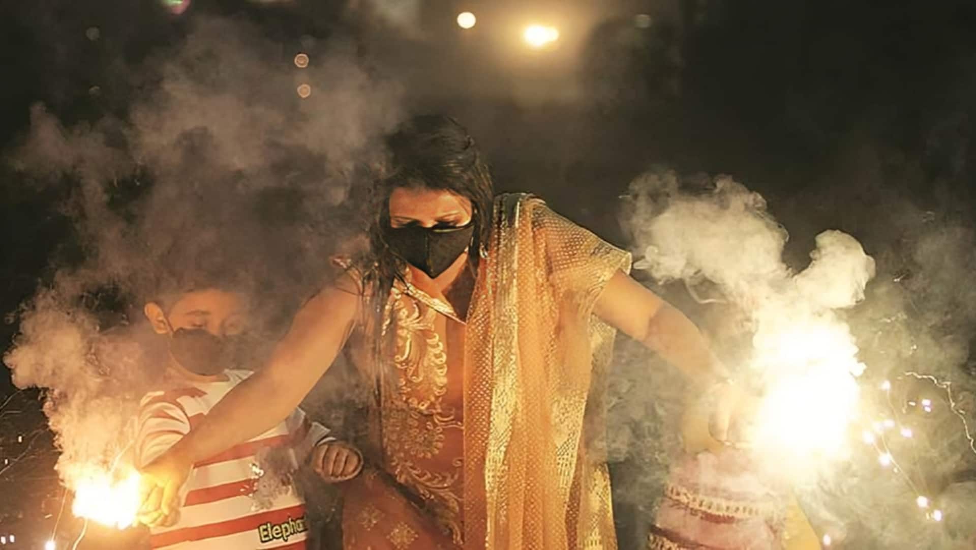 दिल्ली में ग्रीन पटाखों की दिवाली धुआं हुई, पिछले साल के मुकाबले डेढ़ गुना ज्यादा प्रदूषण दिल्ली में ग्रीन पटाखों की दिवाली धुआं हुई, पिछले साल के मुकाबले डेढ़ गुना ज्यादा प्रदूषण