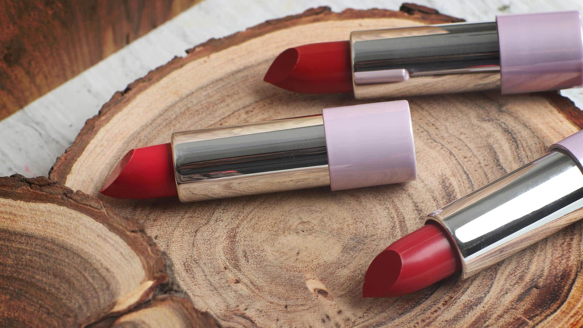 ठंड के मौसम में होंठो पर लगाएं इन 5 शेड की लिपस्टिक, लगेंगी खूबसूरत