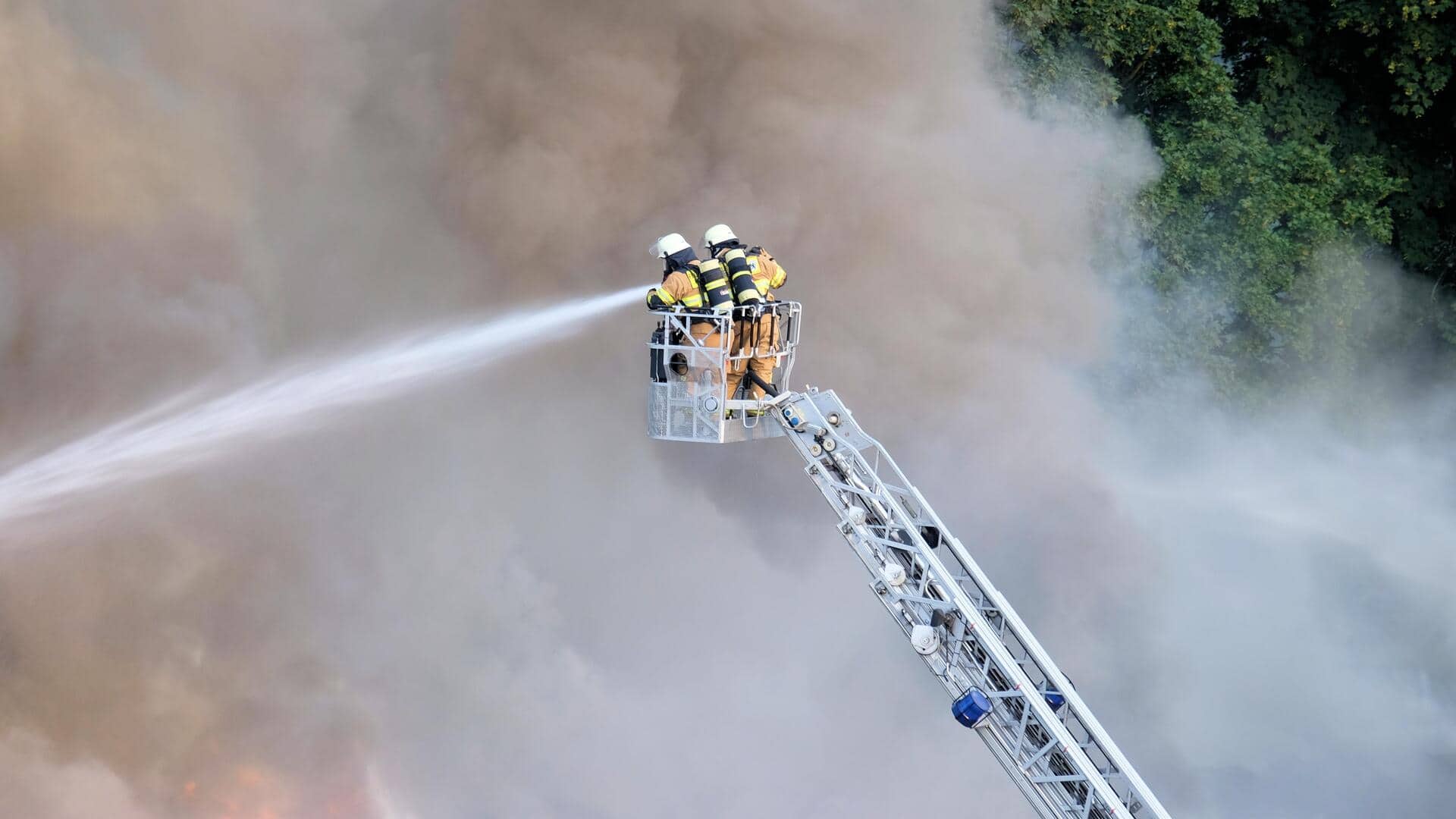 ब्रिटेन: धूं-धूं कर जलती बहुमंजिला इमारत की छत पर फंसा व्यक्ति, फिल्मी अंदाज में बचाया गया