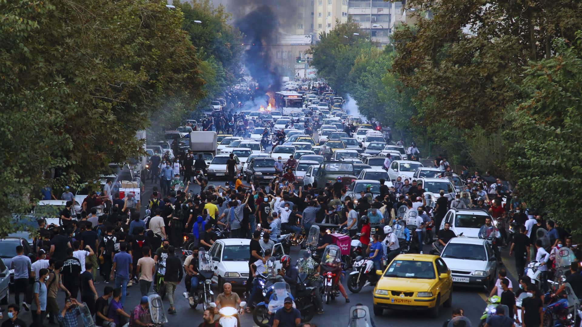 ईरान: प्रदर्शनकारियों के शवों के बदले लाखों रुपये मांग रहे अधिकारी- रिपोर्ट