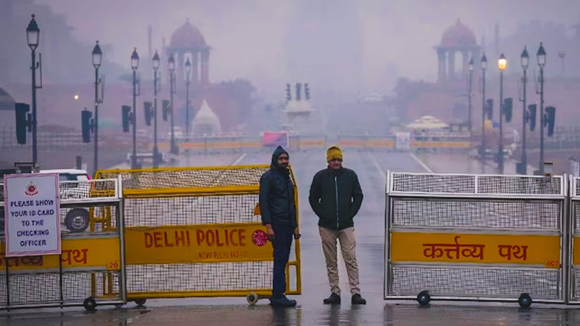 दिल्ली में शीतलहर के बीच अचानक हुई बारिश ने बढ़ाई ठंड, पारा लुढ़ककर यहां पहुंचा