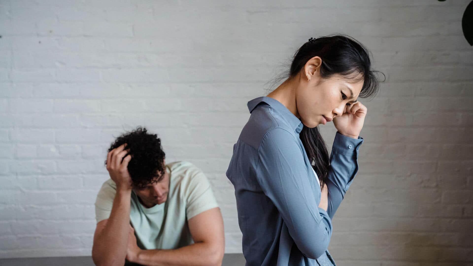 अपने रिश्ते को बचाने की कोशिश में खुद को खो रहे हैं? जानिए 5 संकेत