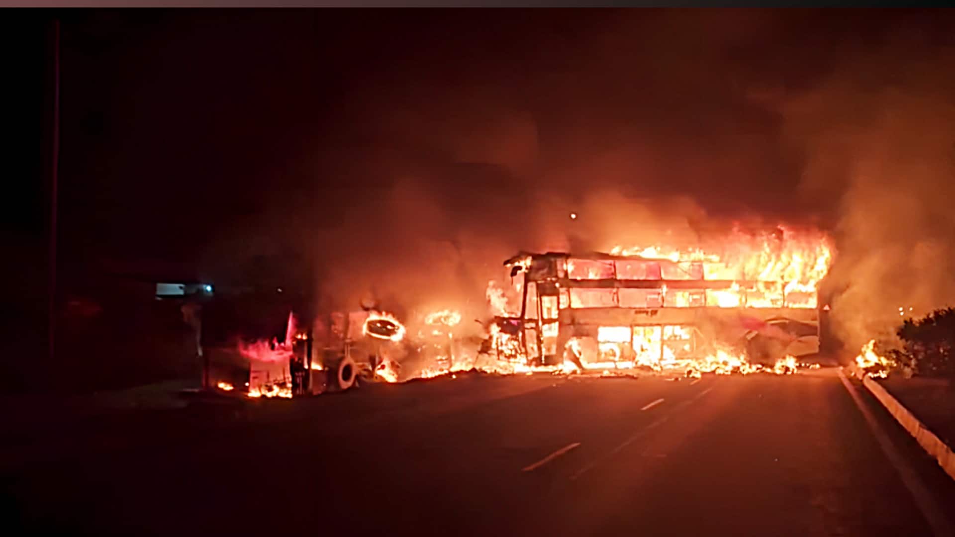 आंध्र प्रदेश: नंदीयाल में निजी बस और ट्रक की आमने-सामने टक्कर, 3 की जलकर मौत