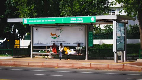 दिल्ली में बस स्टॉप को बनाया जाएगा आधुनिक, मेट्रो ट्रेनों की तरह जानकारी मिलेगी