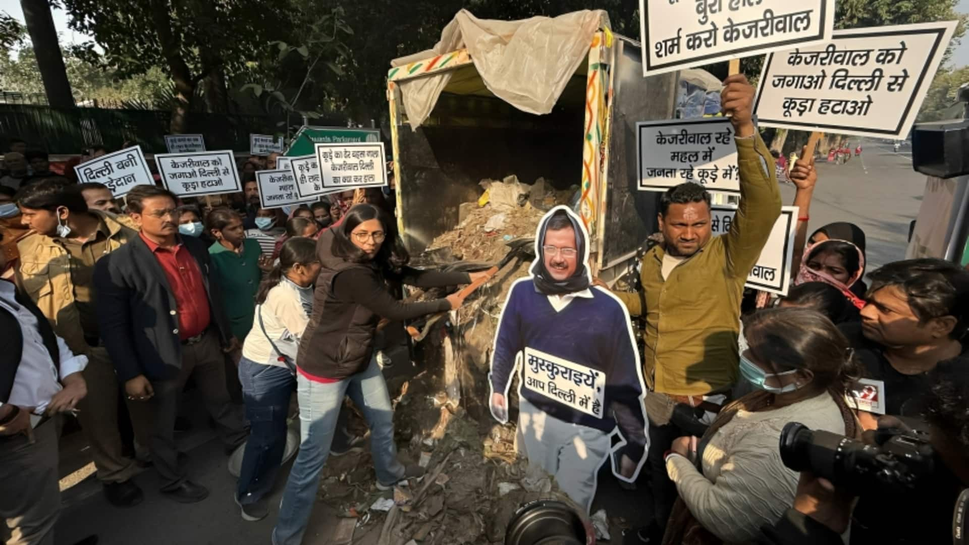 अरविंद केजरीवाल के घर के बाहर कूड़ा फेंकने पर स्वाति मालीवाल गिरफ्तार