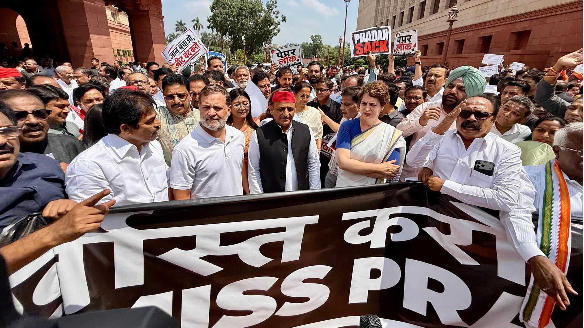 संसद परिसर में NDA-INDIA सांसदों का आमने-सामने प्रदर्शन, प्रधान के इस्तीफे के बाद चर्चा पर अड़े