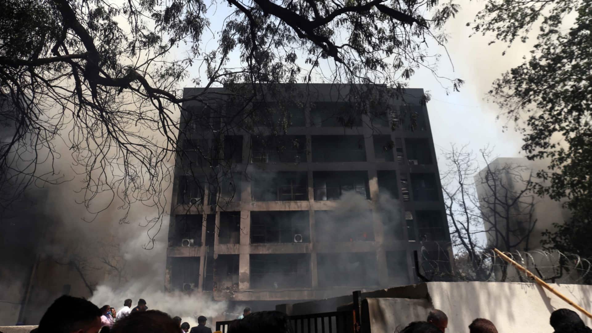 अहमदाबाद विमान हादसे में मृतक संख्या बढ़ी, उड्डयन मंत्री बोले- पायलट ने आपातकालीन संदेश भेजा था अहमदाबाद विमान हादसे में मृतक संख्या बढ़ी, उड्डयन मंत्री बोले- पायलट ने आपातकालीन संदेश भेजा था