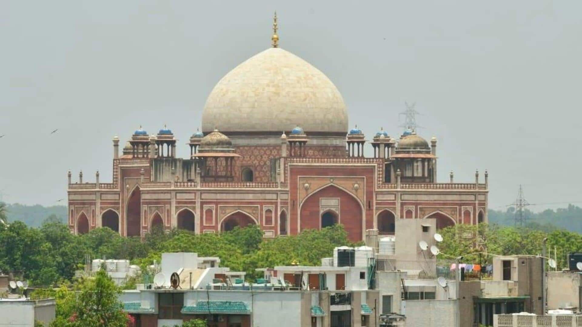 दिल्ली: हुमायूं के मकबरे के गुंबद का एक हिस्सा गिरा, कई के दबे होने की आशंका