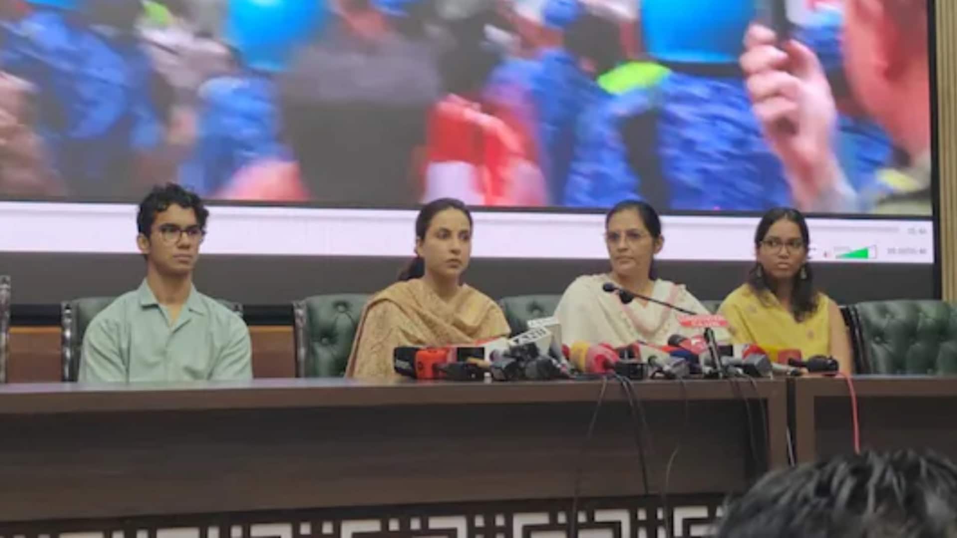 दिल्ली प्रदर्शन में घायल पुलिसकर्मियों के परिजन सामने आए, बेटी बोली- पिता को घसीटा गया