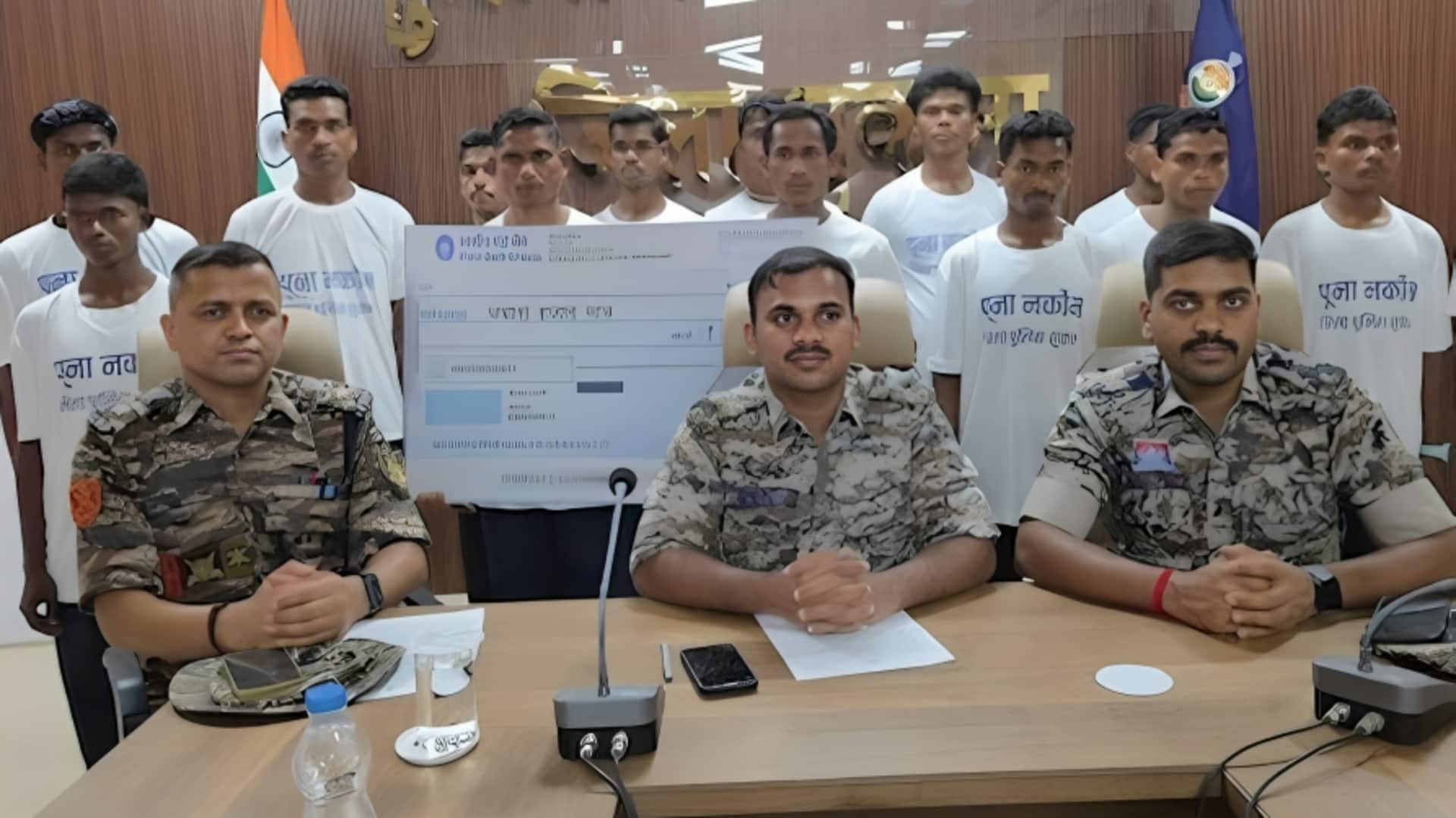 छत्तीसगढ़ के सुकमा में 16 नक्सलियों ने आत्मसमर्पण किया, 6 पर 25 लाख रुपये का इनाम छत्तीसगढ़ के सुकमा में 16 नक्सलियों ने आत्मसमर्पण किया, 6 पर 25 लाख रुपये का इनाम