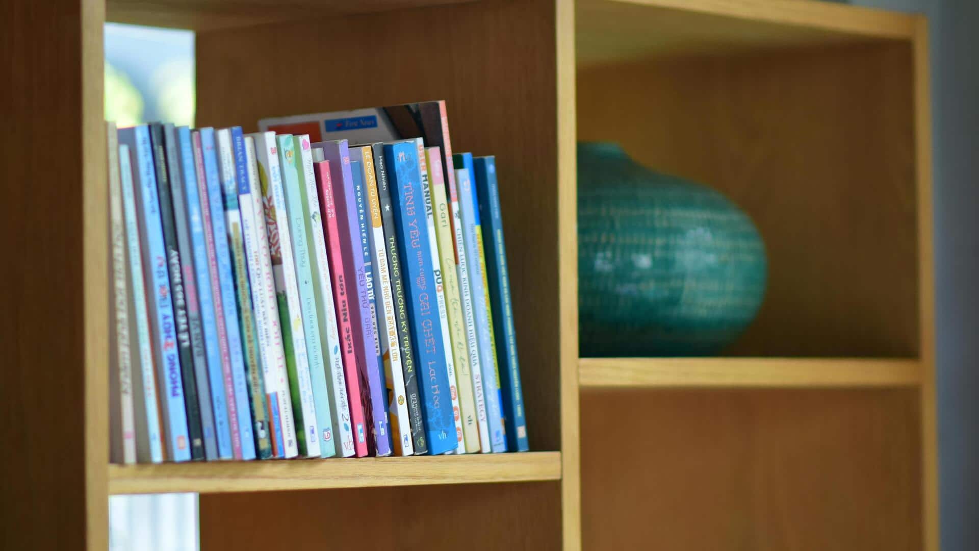 किताबों की अलमारी को अपने कमरे का मुख्य आकर्षण बनाने के लिए अपनाएं ये तरीके