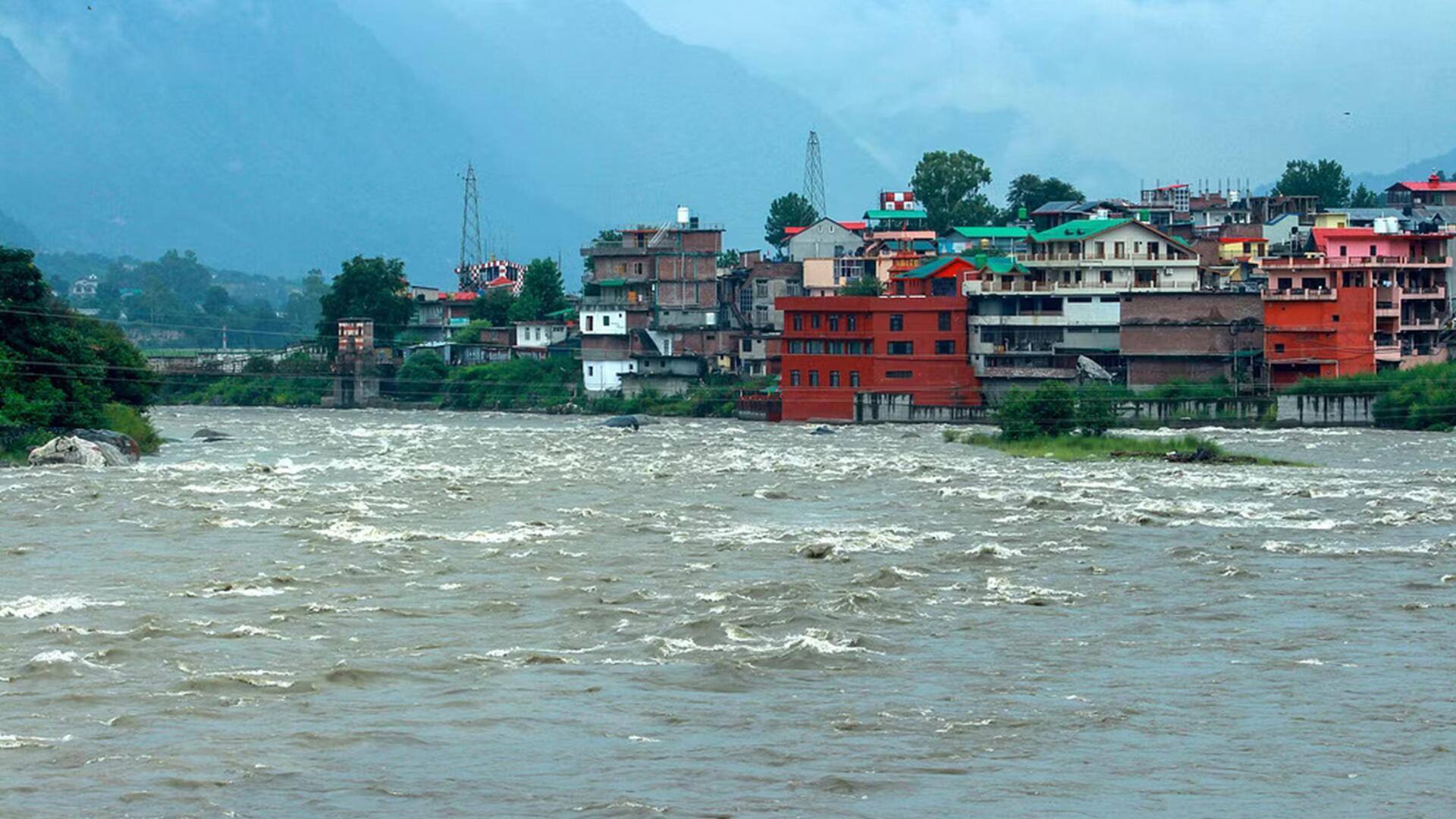 उत्तर भारत में पहाड़ों से लेकर मैदानों तक बारिश ने मचाई तबाही, 13 लोगों की मौत
