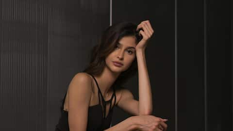 क्या आपको भी पसंद है डार्क फेमिनिन लुक? इसे पाने के लिए पहनें ये शानदार आउटफिट