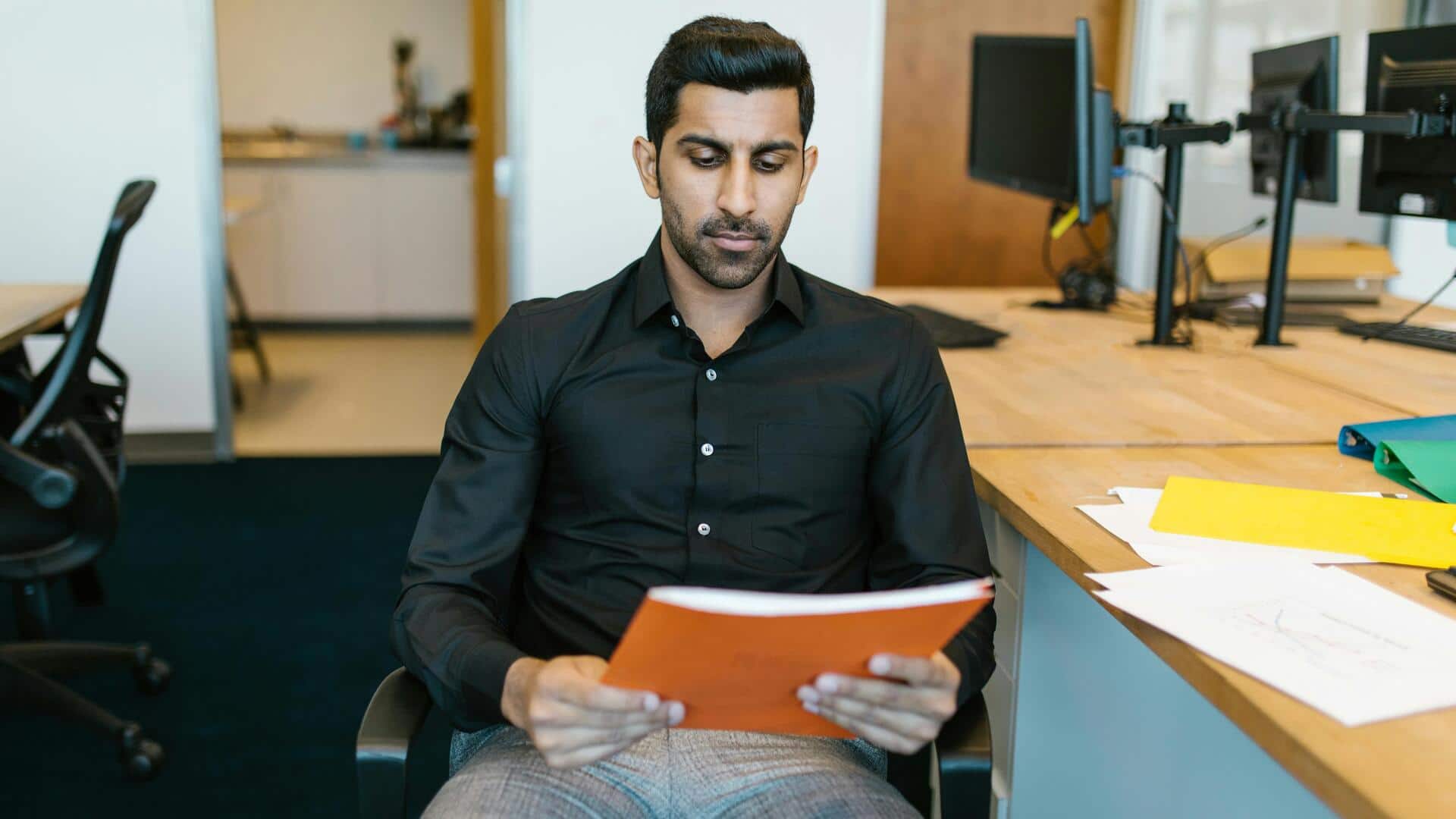 पुरुषों की शर्ट के लिए बेहतरीन हैं ये 5 रंग, स्टाइलिश दिखेंगे