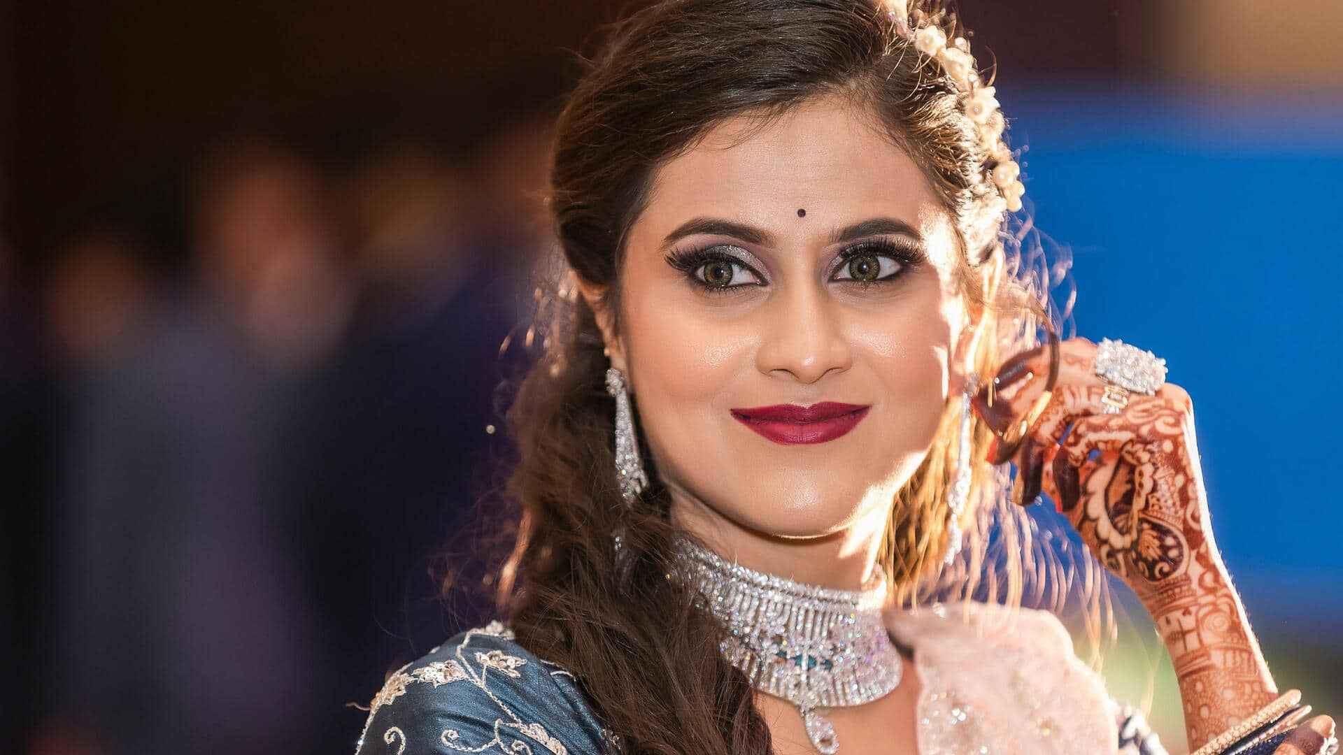 बांधनी साड़ी पहनने वाली महिलाएं इन 5 हेयरस्टाइल को आजमाएं बांधनी साड़ी पहनने वाली महिलाएं इन 5 हेयरस्टाइल को आजमाएं