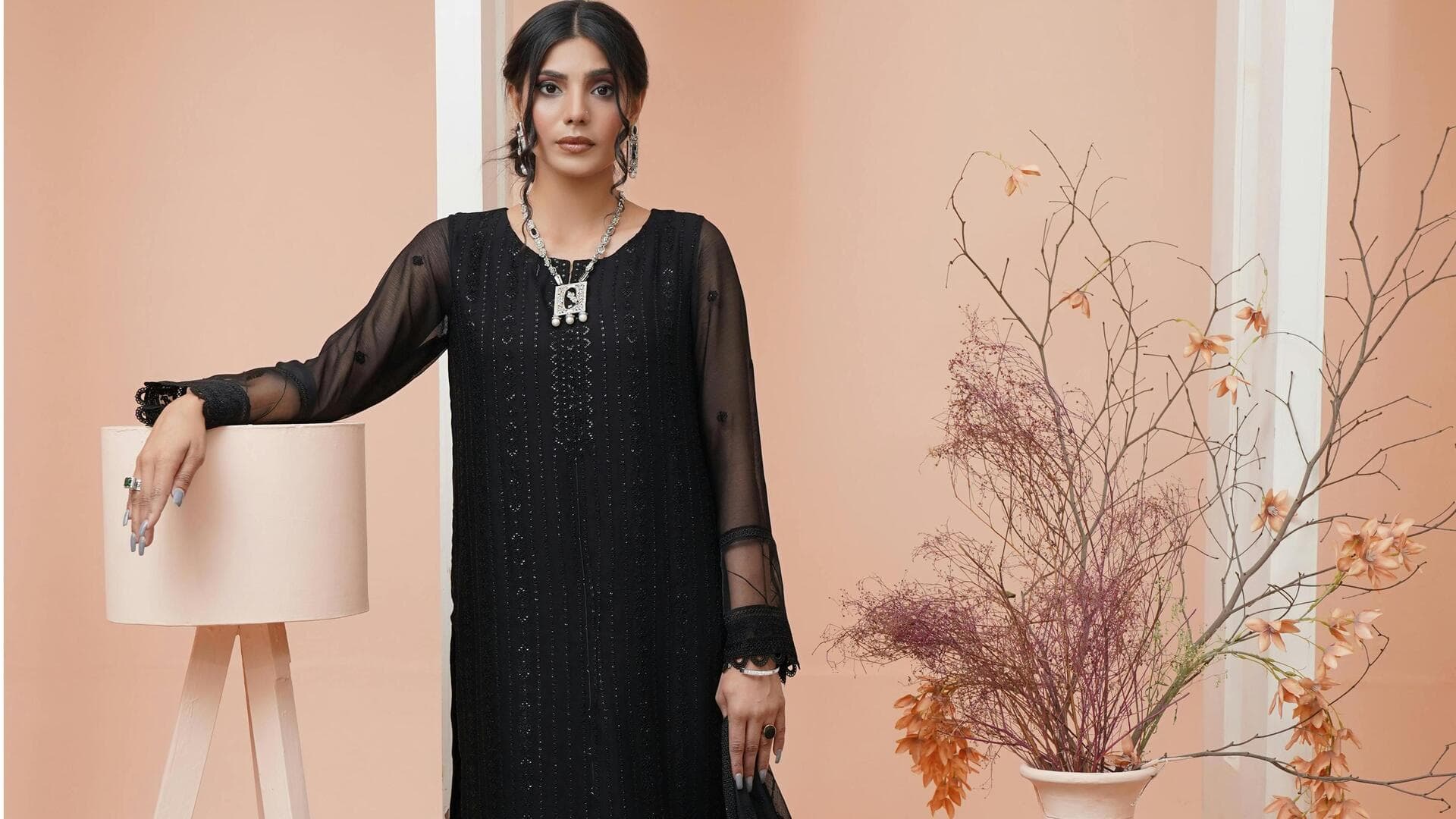 साधारण काली कुर्ती से हो गई हैं बोर? उसे स्टाइलिश बनाने के लिए आजमाएं ये सुझाव