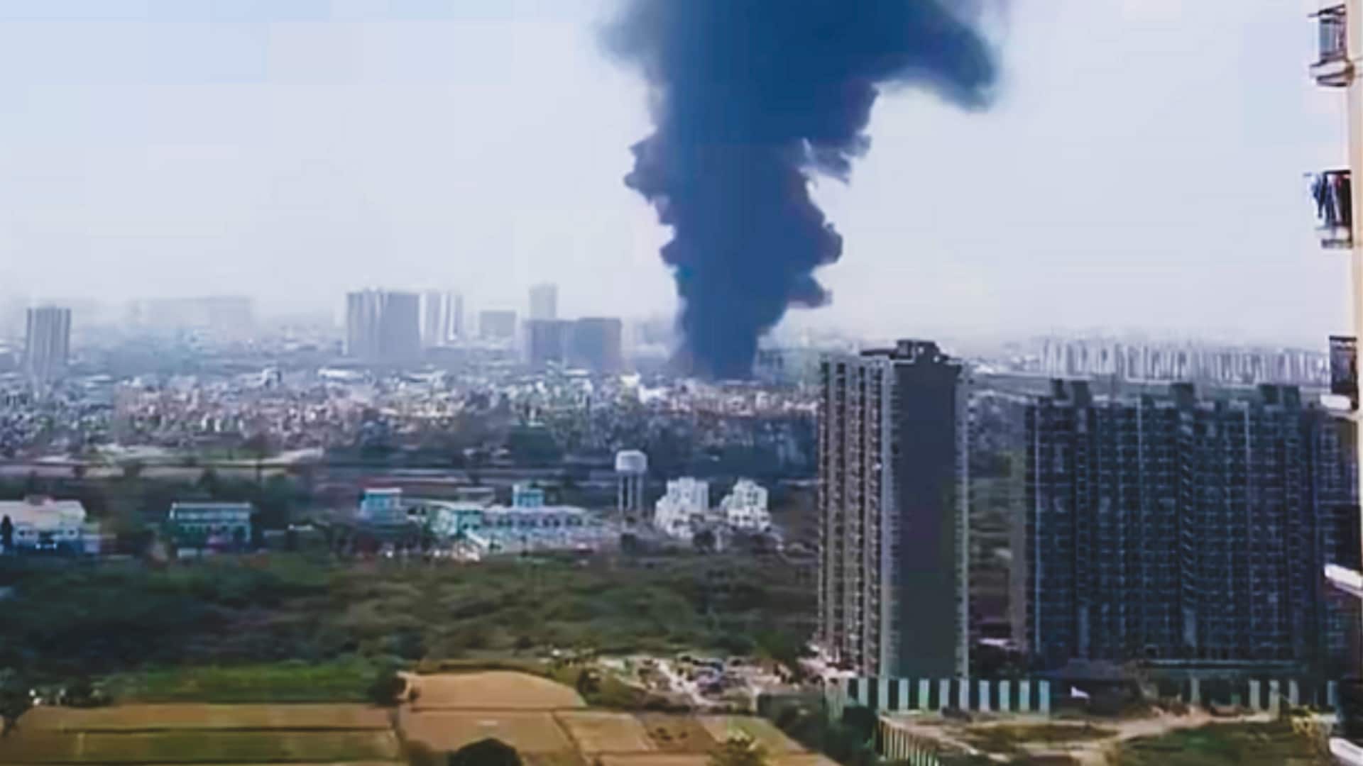 लखनऊ के बाद गाजियाबाद की 500 झुग्गियों में भीषण आग, सिलेंडर के धमाकों से दहला इलाका