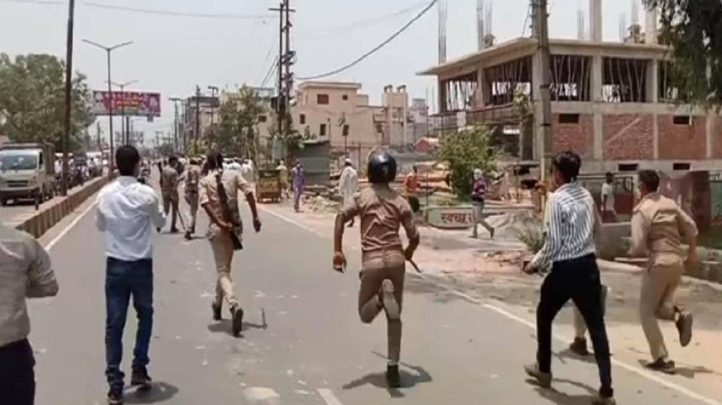 निर्दलीय प्रत्याशी का पर्चा फाड़ने को लेकर हुआ बवाल निर्दलीय प्रत्याशी का पर्चा फाड़ने को लेकर हुआ बवाल