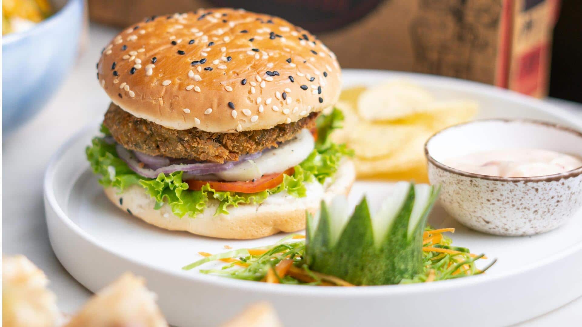 घर पर रेस्टोरेंट जैसा वेज बर्गर बनाने के लिए अपनाएं ये 5 आसान स्टेप्स