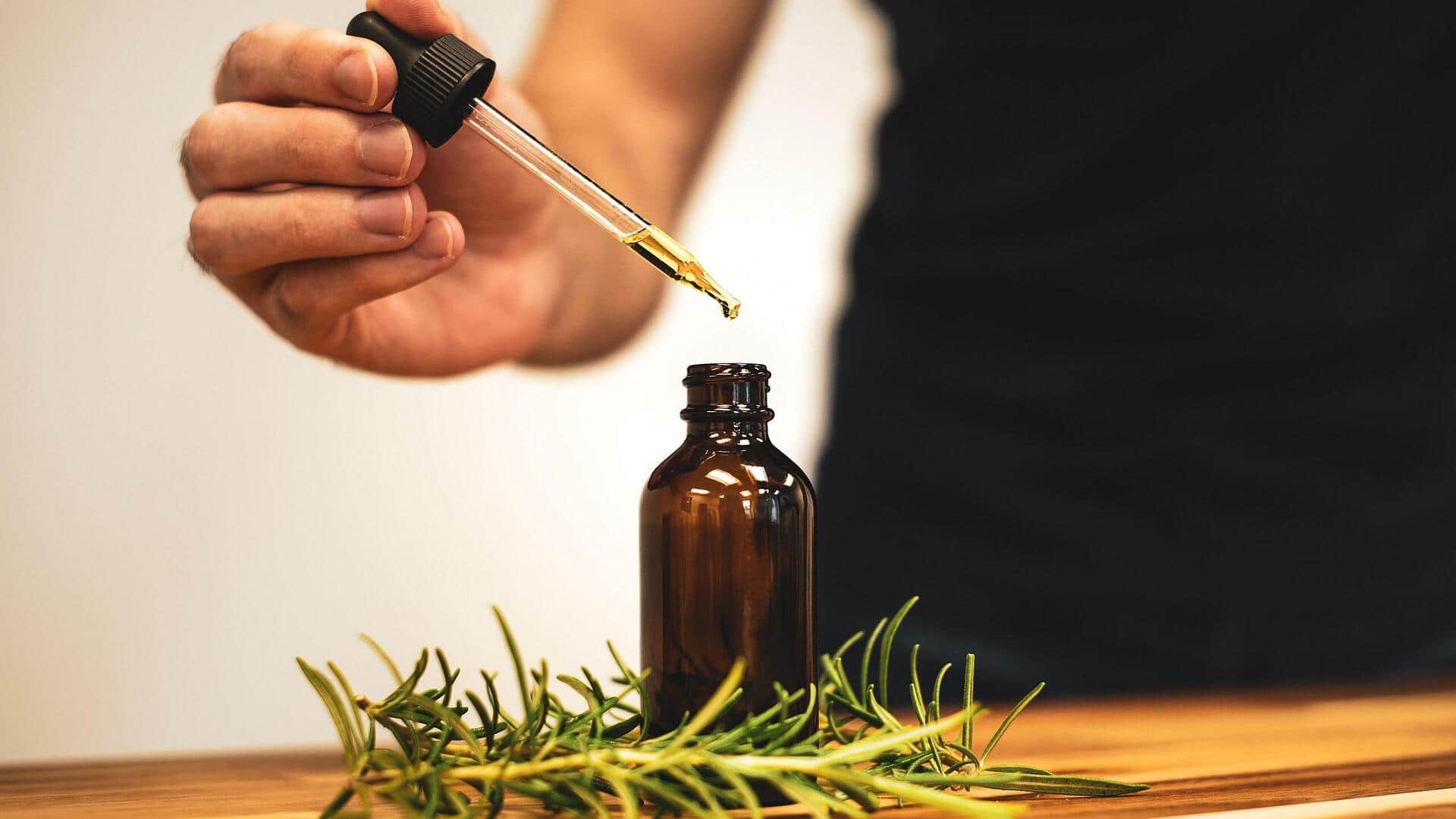 बालों को बढ़ाने और घना बनाने में मदद कर सकता है रोजमेरी तेल