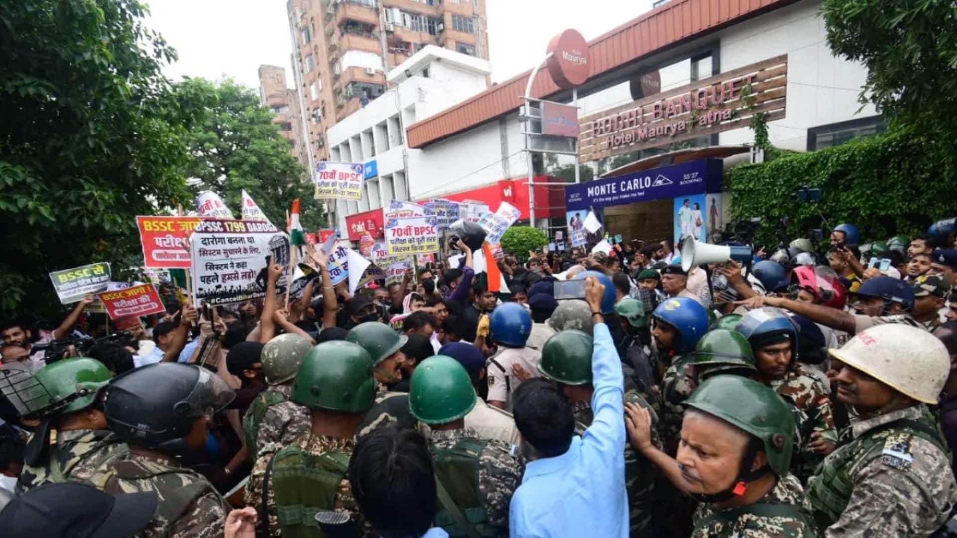 पटना में मुख्यमंत्री आवास घेरने निकले छात्रों की पुलिस से झड़प, बैरिकेडिंग तोड़ी; क्या है मांग?