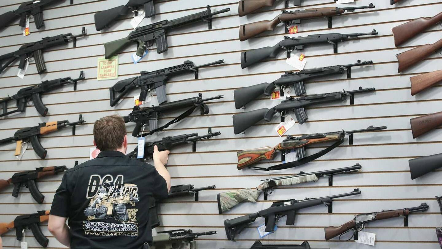 क्या है अमेरिका में बंदूक खरीदने का कानून और इस पर नियंत्रण का क्यों है विरोध?