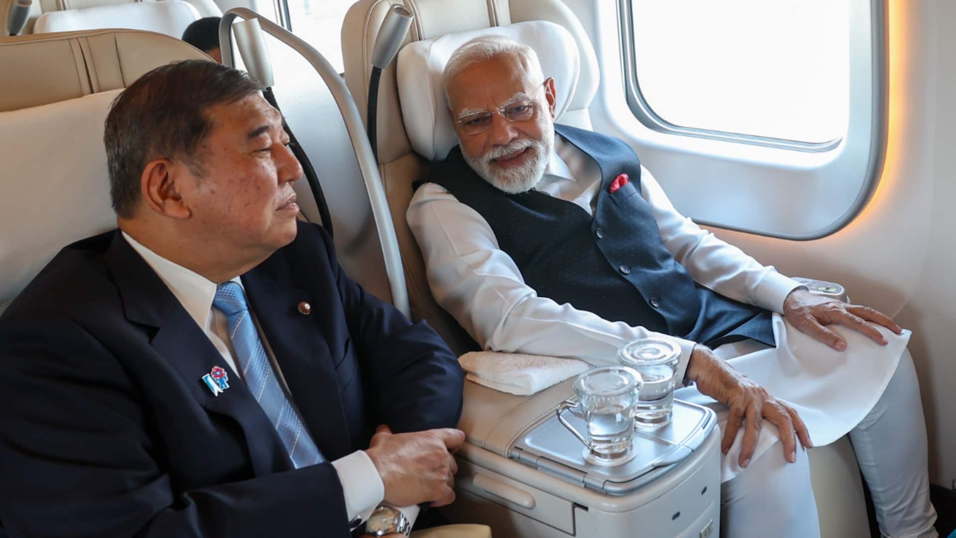 प्रधानमंत्री मोदी ने जापान में बुलेट ट्रेन में सफर किया, भारतीय रेल चालकों से भी मिले प्रधानमंत्री मोदी ने जापान में बुलेट ट्रेन में सफर किया, भारतीय रेल चालकों से भी मिले