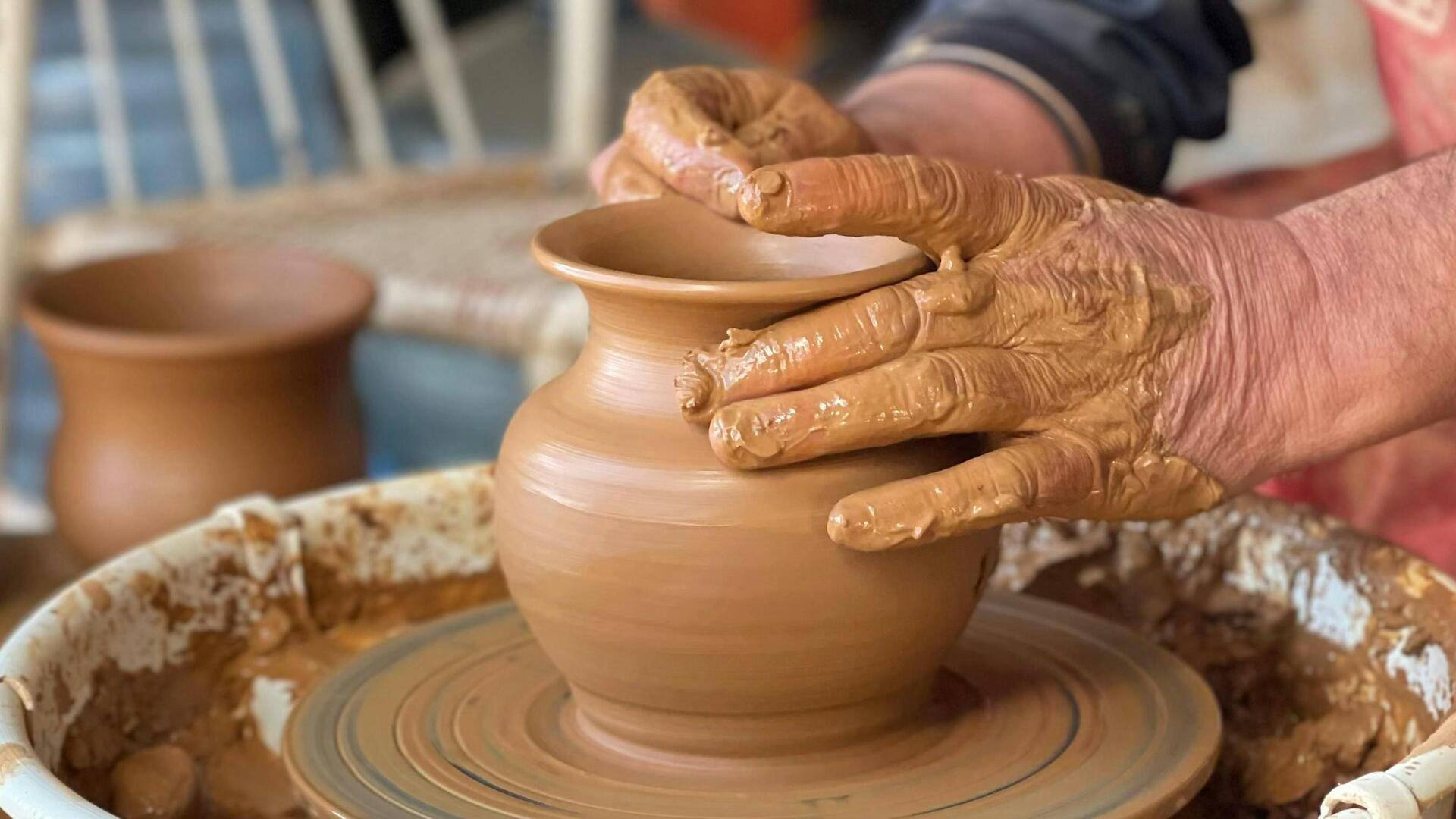 मिट्टी के बर्तन बनाने की कला सीखने वाले न करें ये गलतियां, होगा फायदा