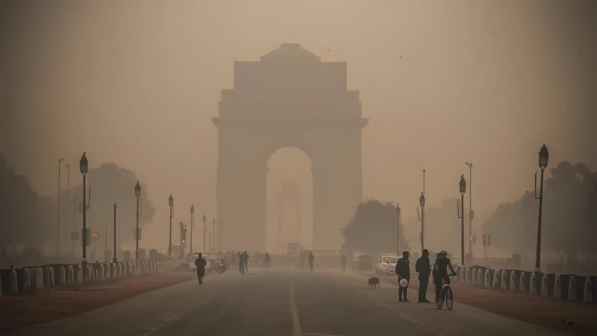 दिल्ली में प्रतिबंध के बावजूद दिवाली की रात जमकर फूटे पटाखे, हवा की गुणवत्ता 'बहुत खराब'