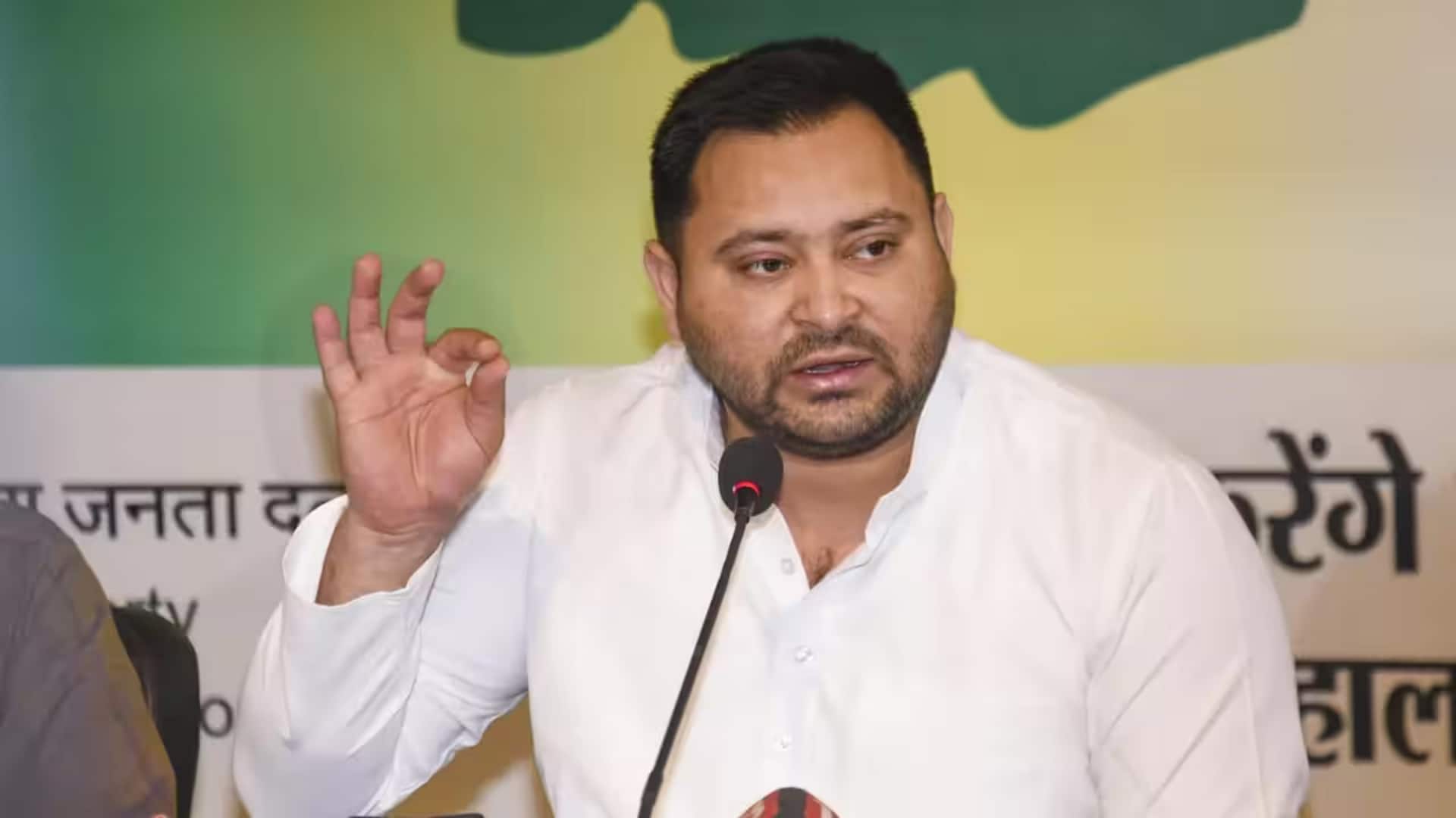 तेजस्वी यादव हिरासत में लिए गए, पटना में राजभवन की ओर कर रहे थे मार्च
