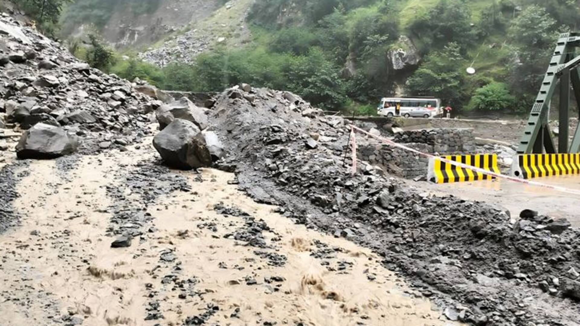 उत्तराखंड: भूस्खलन से बंद हुआ गंगोत्री राजमार्ग, मलबे में बहकर वाहन खाई में गिरा