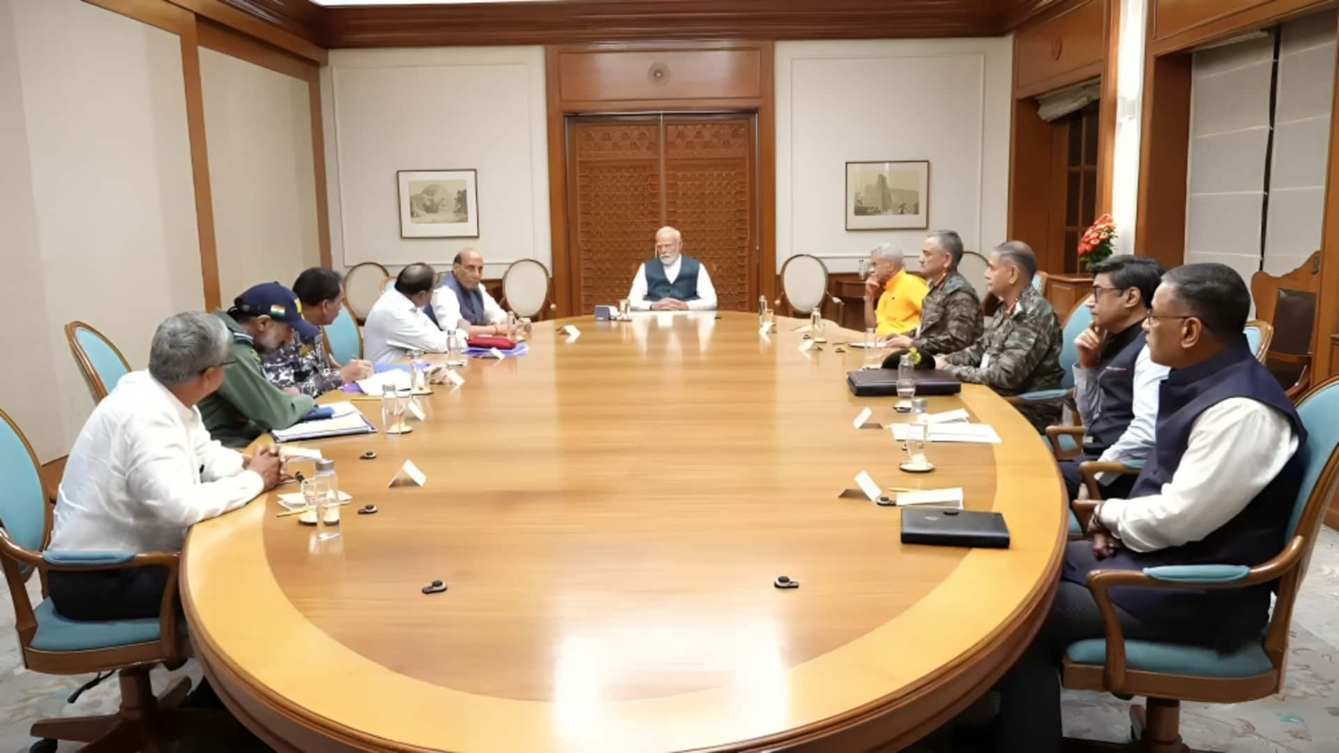 भारत-पाकिस्तान के बीच DGMO स्तर की वार्ता आज, प्रधानमंत्री मोदी NSA और वायुसेना प्रमुख से मिले भारत-पाकिस्तान के बीच DGMO स्तर की वार्ता आज, प्रधानमंत्री मोदी NSA और वायुसेना प्रमुख से मिले