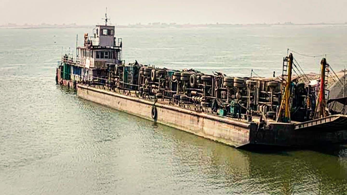 झारखंड: मालवाहक जहाज के गंगा में डगमगाने से पांच ट्रक डूबे, 10 लोग लापता