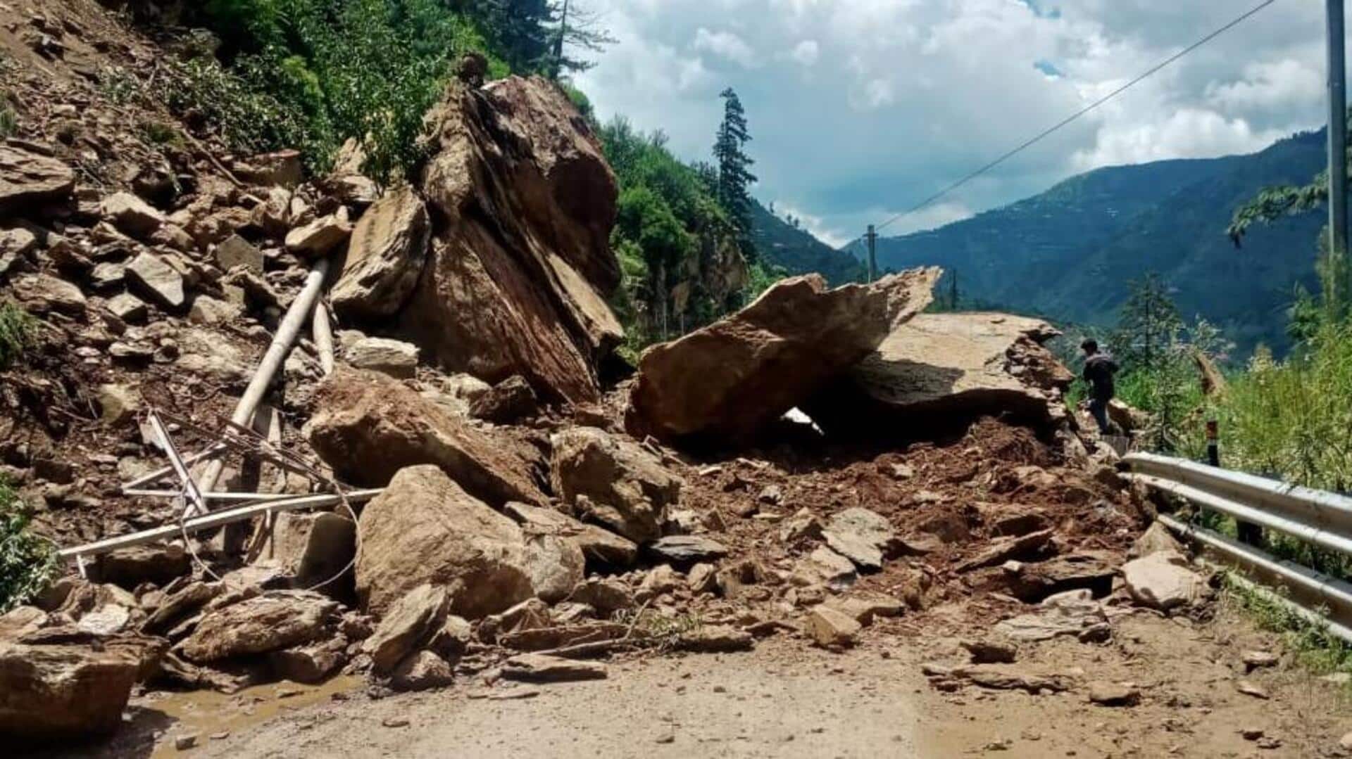 हिमाचल प्रदेश: सिरमौर में भूस्खलन से शिलाई-शिमला मार्ग बंद, पहाड़ दरकने का वीडियो वायरल
