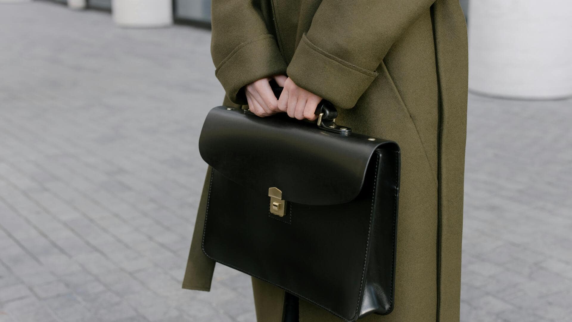 ऑफिस के परिधान को स्टाइलिश बनाने के लिए इन 5 एक्सेसरीज का करें चयन