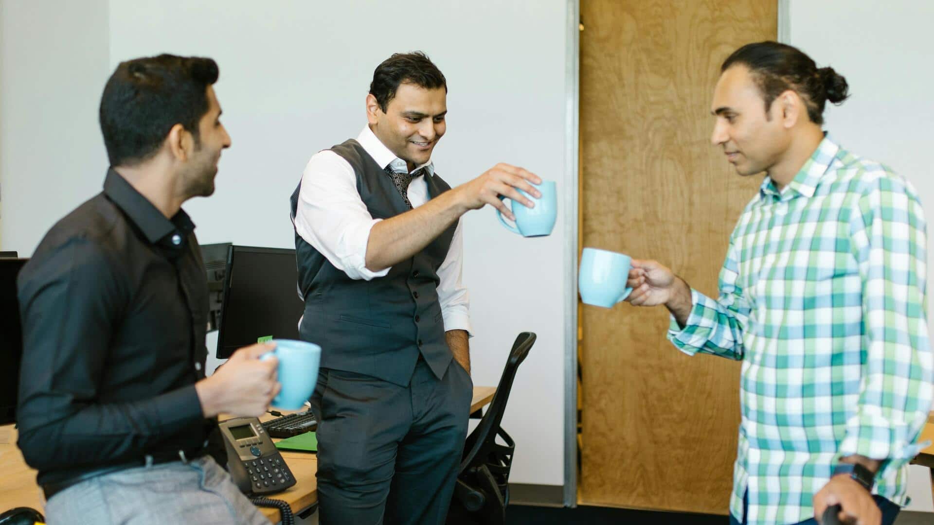 ऑफिस के लिए पुरुषों के लिए चुनें ये 5 फॉर्मल परिधान, लगेंगे अच्छे