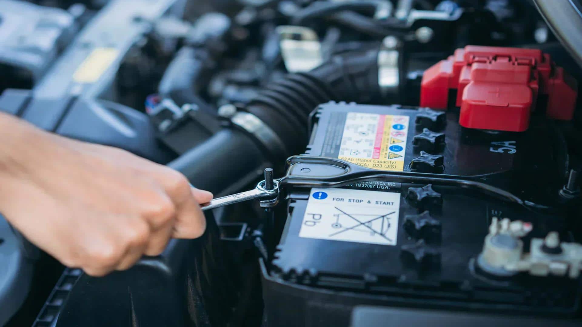 गर्मी में कार की बैटरी जल्दी क्यों खराब होती है? जानिए कैसे करें देखभाल