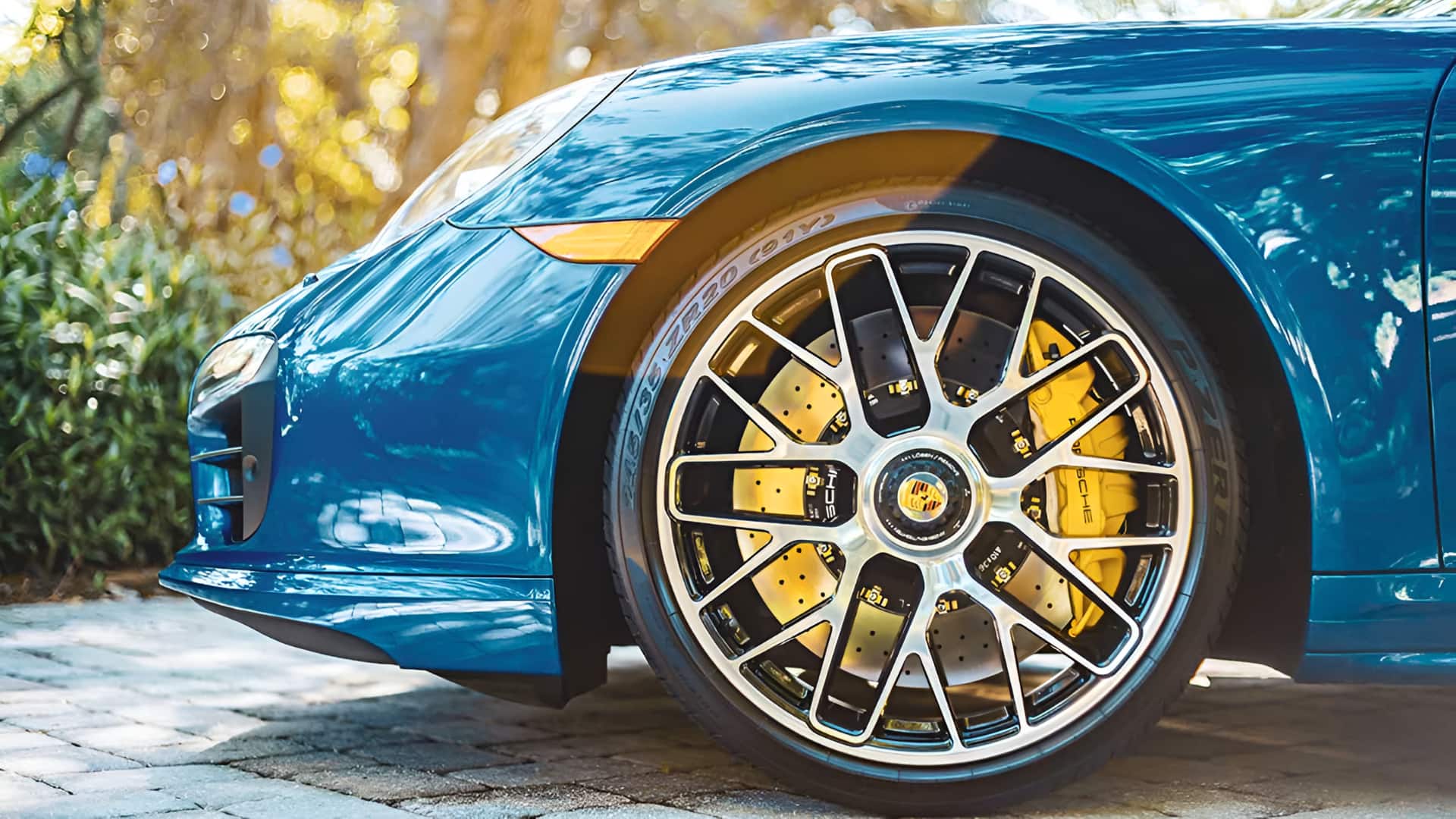 300 किमी/घंटा की रफ्तार से दौड़ने वाली सुपरकारों में क्यों होते हैं सिरेमिक ब्रेक?