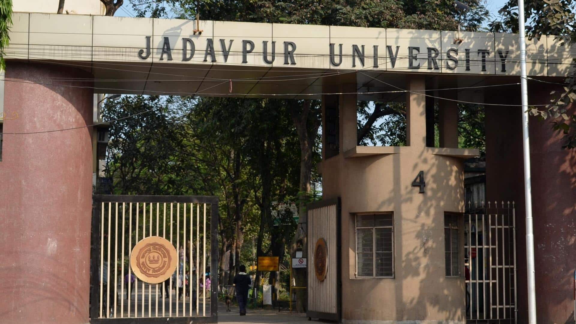 पश्चिम बंगाल: कुछ लोग सेना की वर्दी में जादवपुर विश्वविद्यालय में घुसे, मामला दर्ज