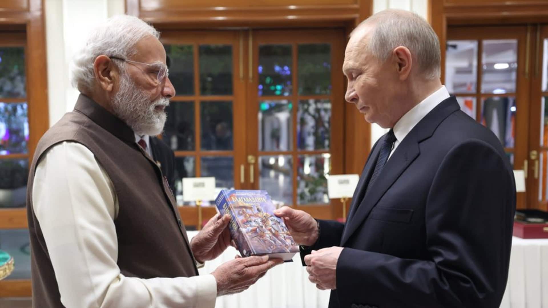 प्रधानमंत्री मोदी ने पुतिन को रूसी भाषा में लिखी भगवद गीता भेंट की