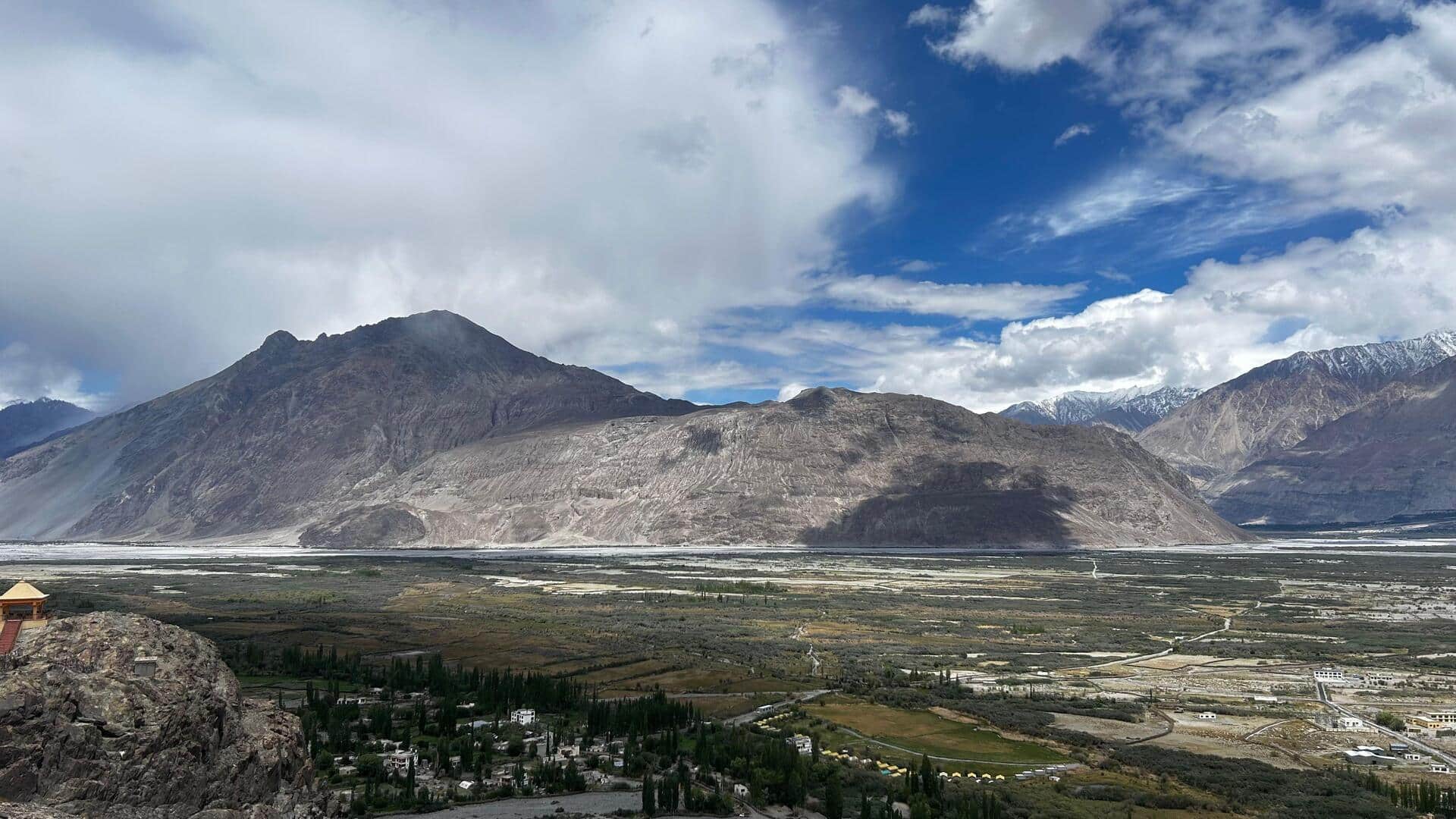 घूमने की योजना बना रहे हैं? लद्दाख को अपनी लिस्ट में शामिल करें, जानिए इसके कारण