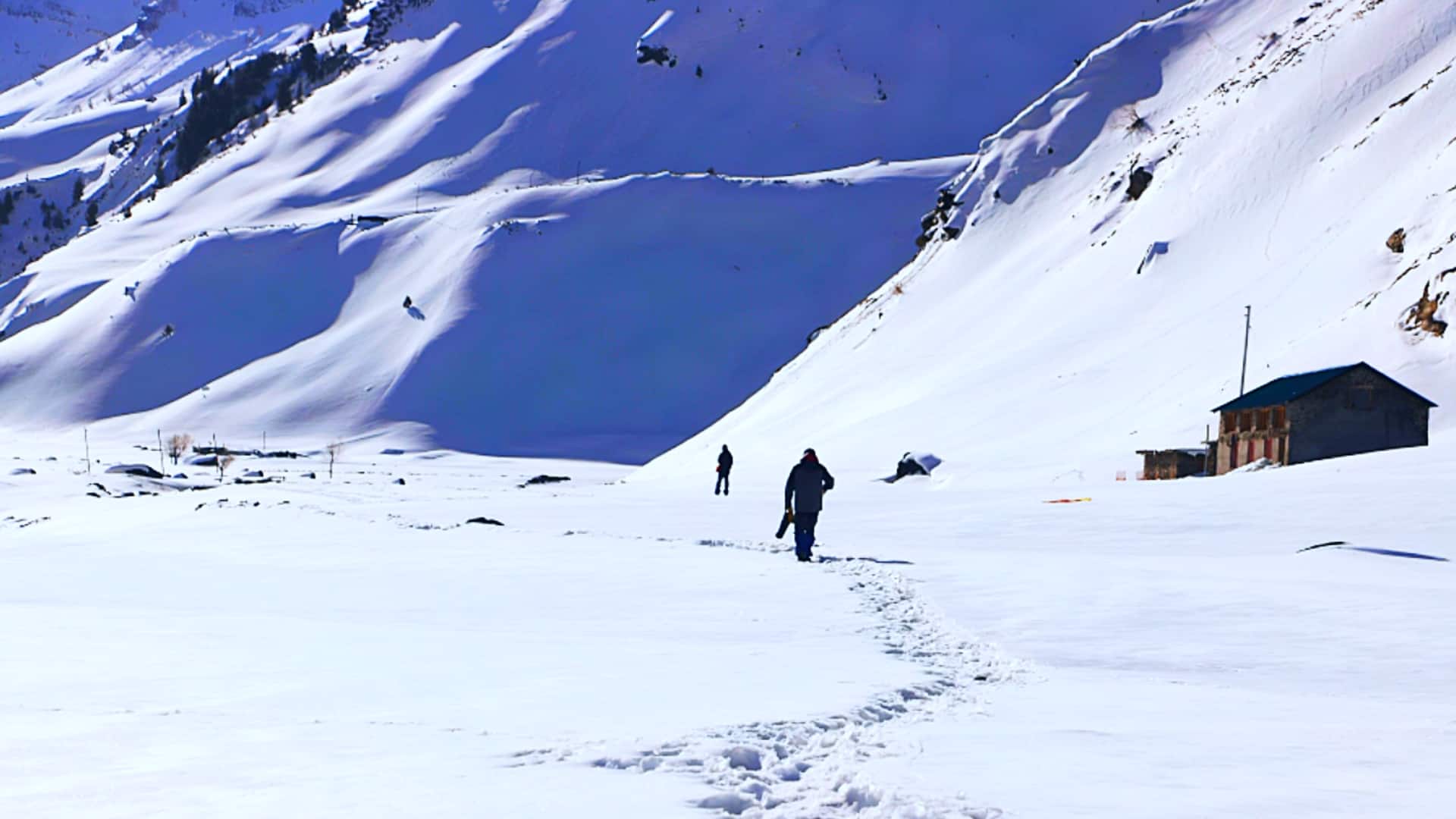 हिमाचल प्रदेश के कई इलाकों में बर्फबारी और बारिश से 168 मार्ग बंद, यात्री फंसे