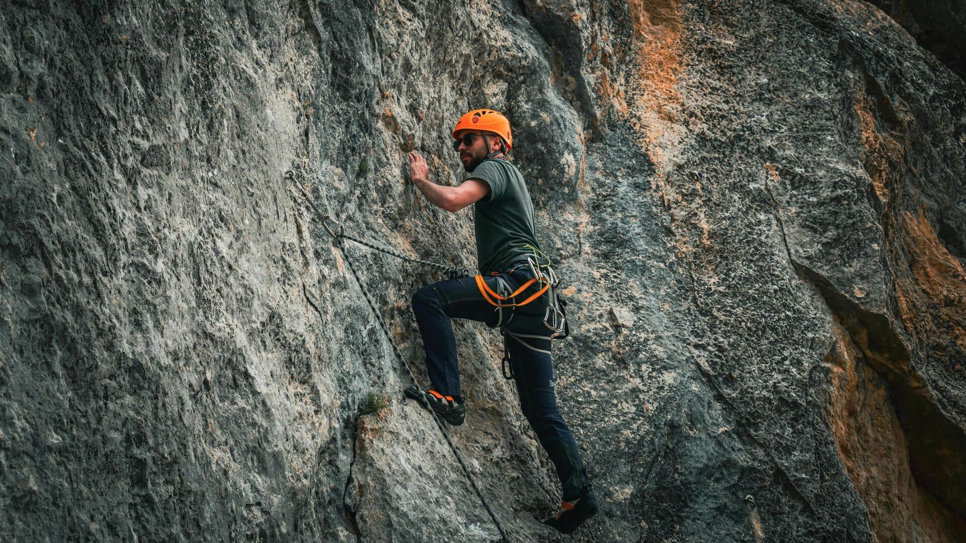 पहली बार रॉक क्लाइंबिंग करने जा रहे हैं तो इन बातों का रखें ध्यान, रहेंगे सुरक्षित