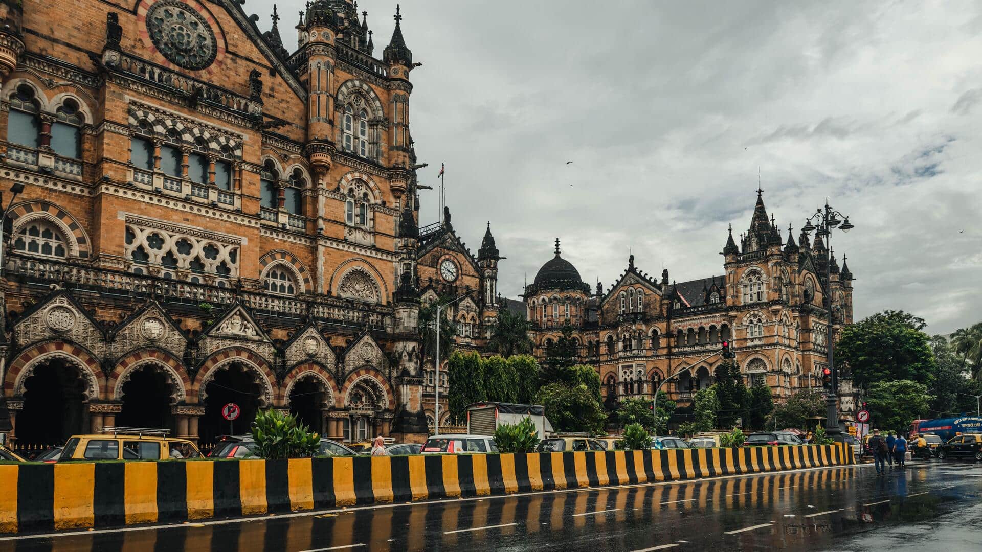 मुंबई में 2 दिन की लगातार बारिश से गर्मी से राहत मिली, लेकिन सड़कों पर आफत