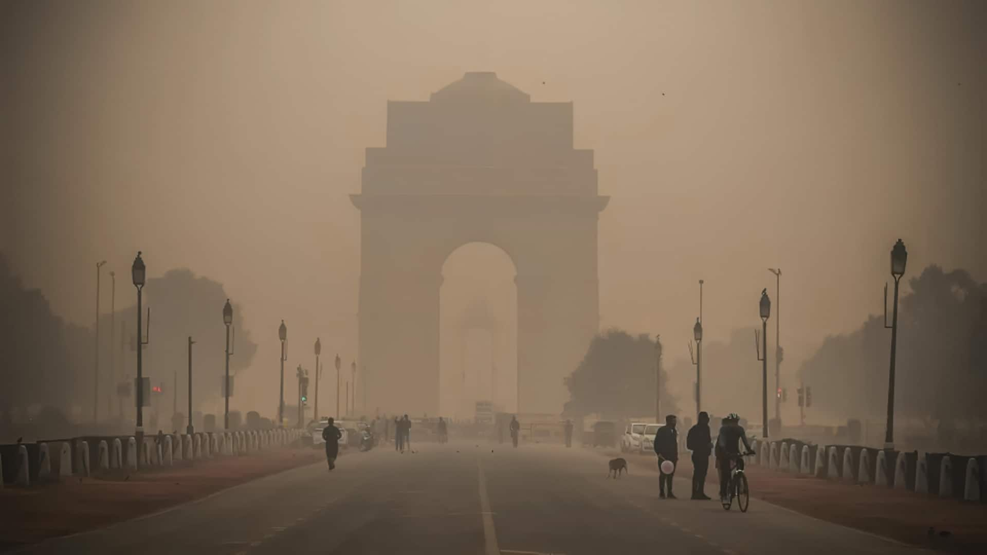 दिल्ली में आनंद विहार समेत कई इलाकों में वायु प्रदूषण 'गंभीर' स्तर पर, AQI 400 पार